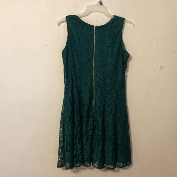 Danny and Nicole green sleeveless lined lace dress with triangle cutout  size 14 - Picture 4 of 5